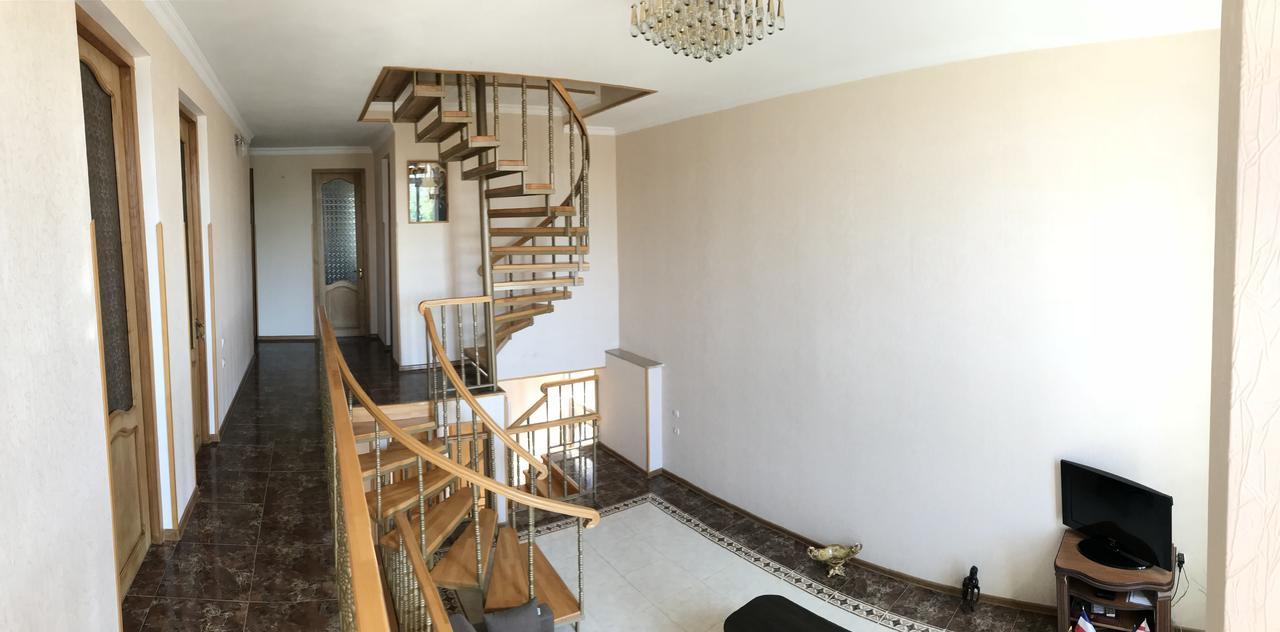 Bajo Guest House Kutaisi Exterior photo